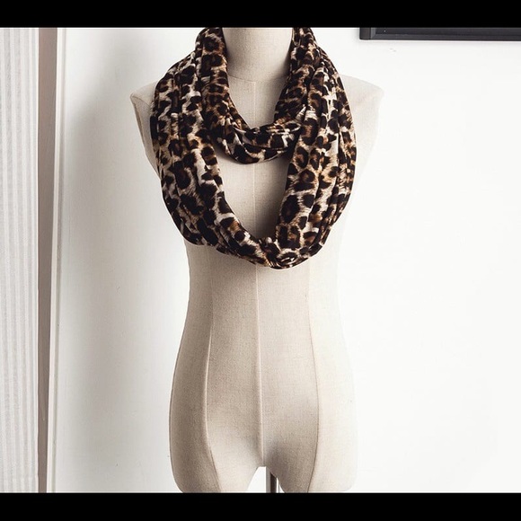 ✨Leopard print travel infinity scarf with zipper - Picture 2 of 4